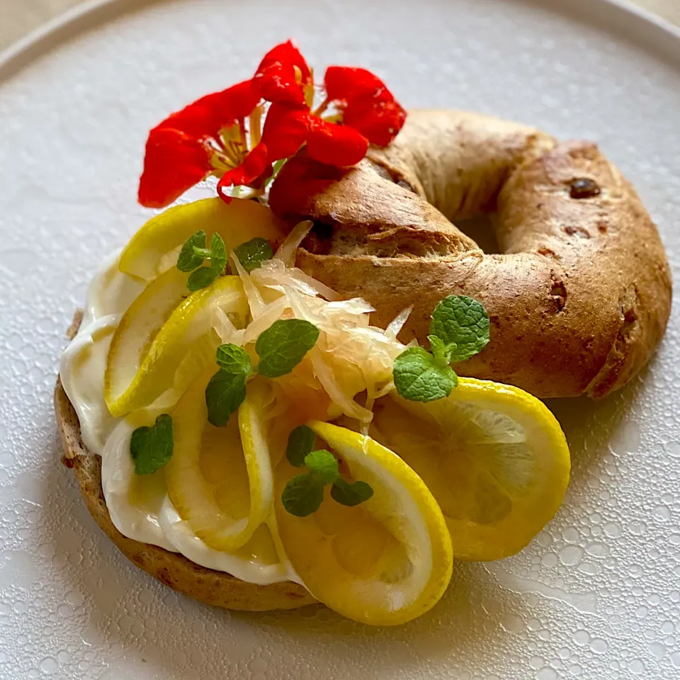 🌿🧘‍♂️🐳リラックスタイム 🥯ベーグルサンド 🍯🍋🌿蜂蜜レモンとマスカルポーネ|ゆきぽん@ゆきの家飲み料理さん