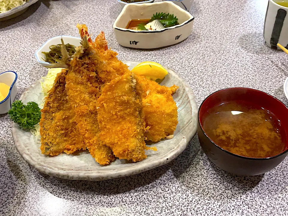 魚佐　ミックスフライ定食|Hironobu Nakanoさん