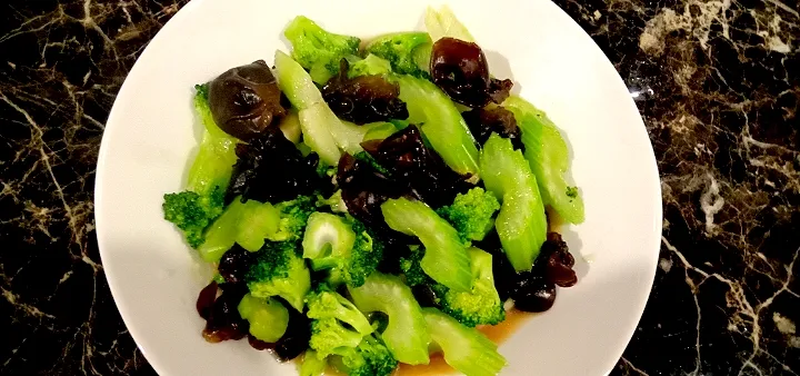 Broccoli stir fry with black fungus 🥦😋|MeLicious Foodさん