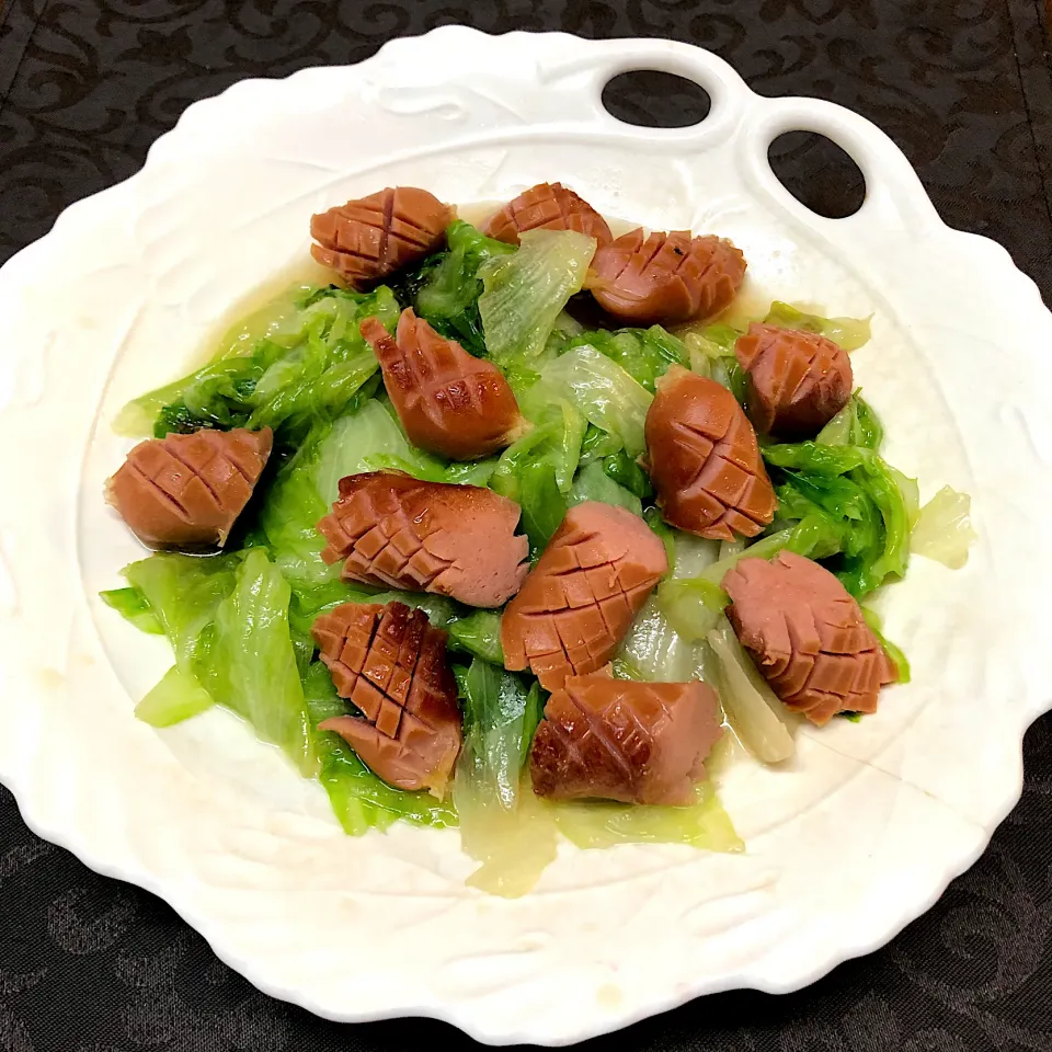 Snapdishの料理写真:レタス🥬ソーセージ塩麹炒め💐|henryさん