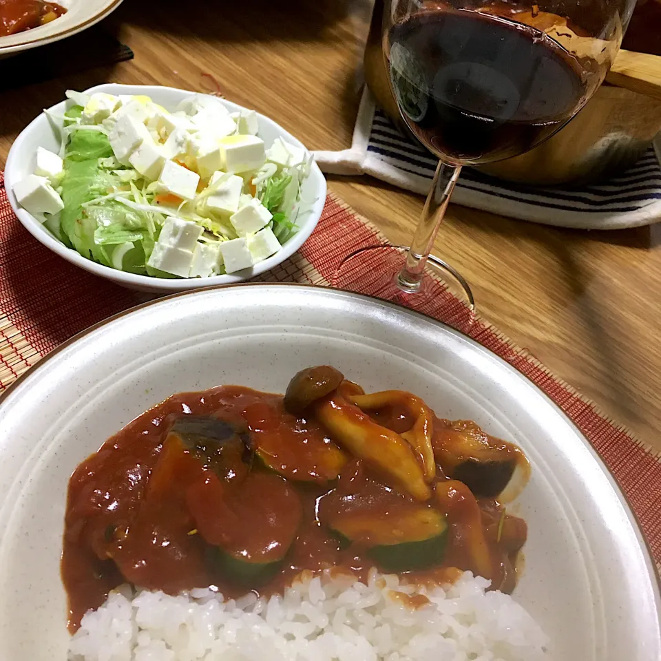 2021/07/02 夏野菜のトマトカレー、グリークチーズのサラダ|kykyさん