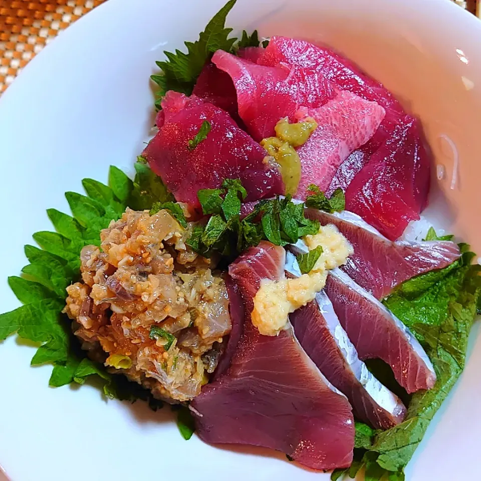 刺身丼　(本マグロ、カツオ、アジのなめろう)|ポチさん