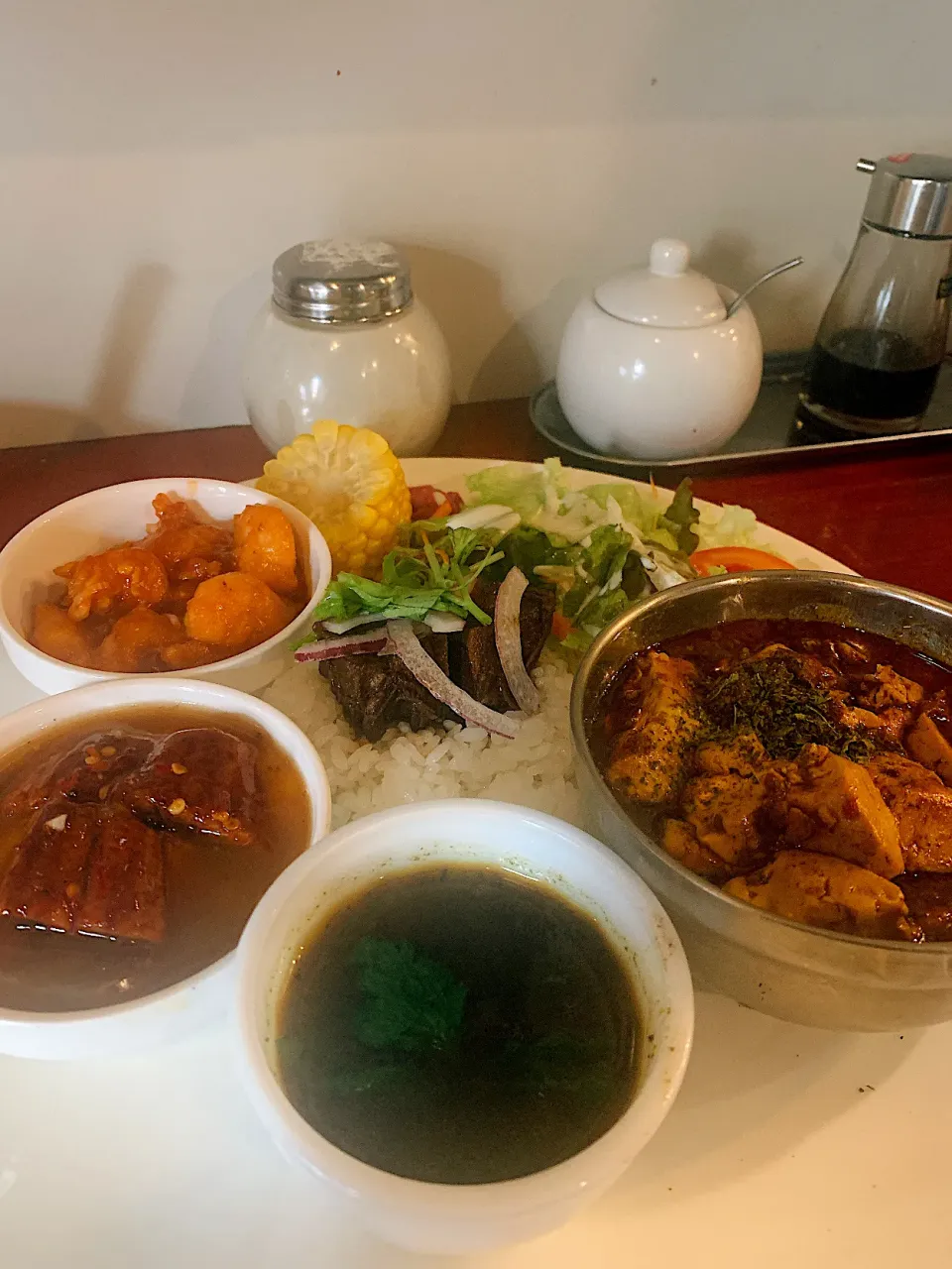 Snapdishの料理写真:河内小阪 大衆中遊華食堂八戒  SPICE中華＆カリィプレート ¥1400 2021.07.02 ･四川麻婆カリィ･カニ出汁カリィ･うなぎと玉子中華あんかけ･エビのチリソース|papicoさん