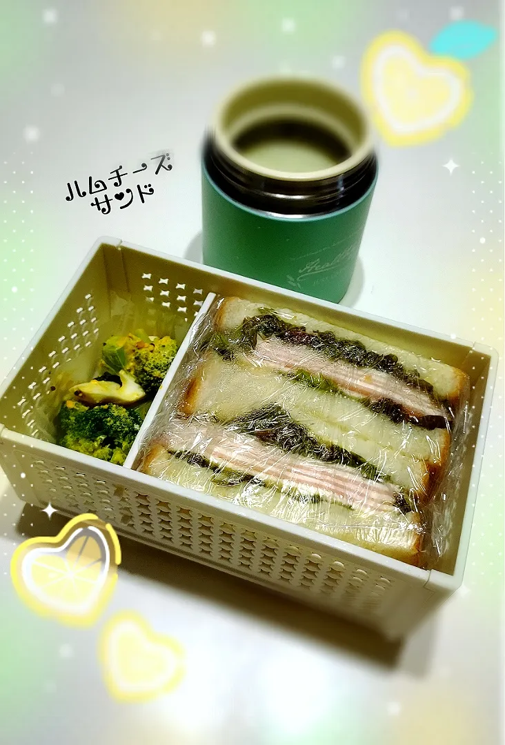 Snapdishの料理写真:mari♡（もも(*´∀｀*)♪）さんの料理 手作り♡シマシマチーズ×ハムのシマシマサンド。#萌え断サンド #シマシマサンド #5層チーズ|みったんさん