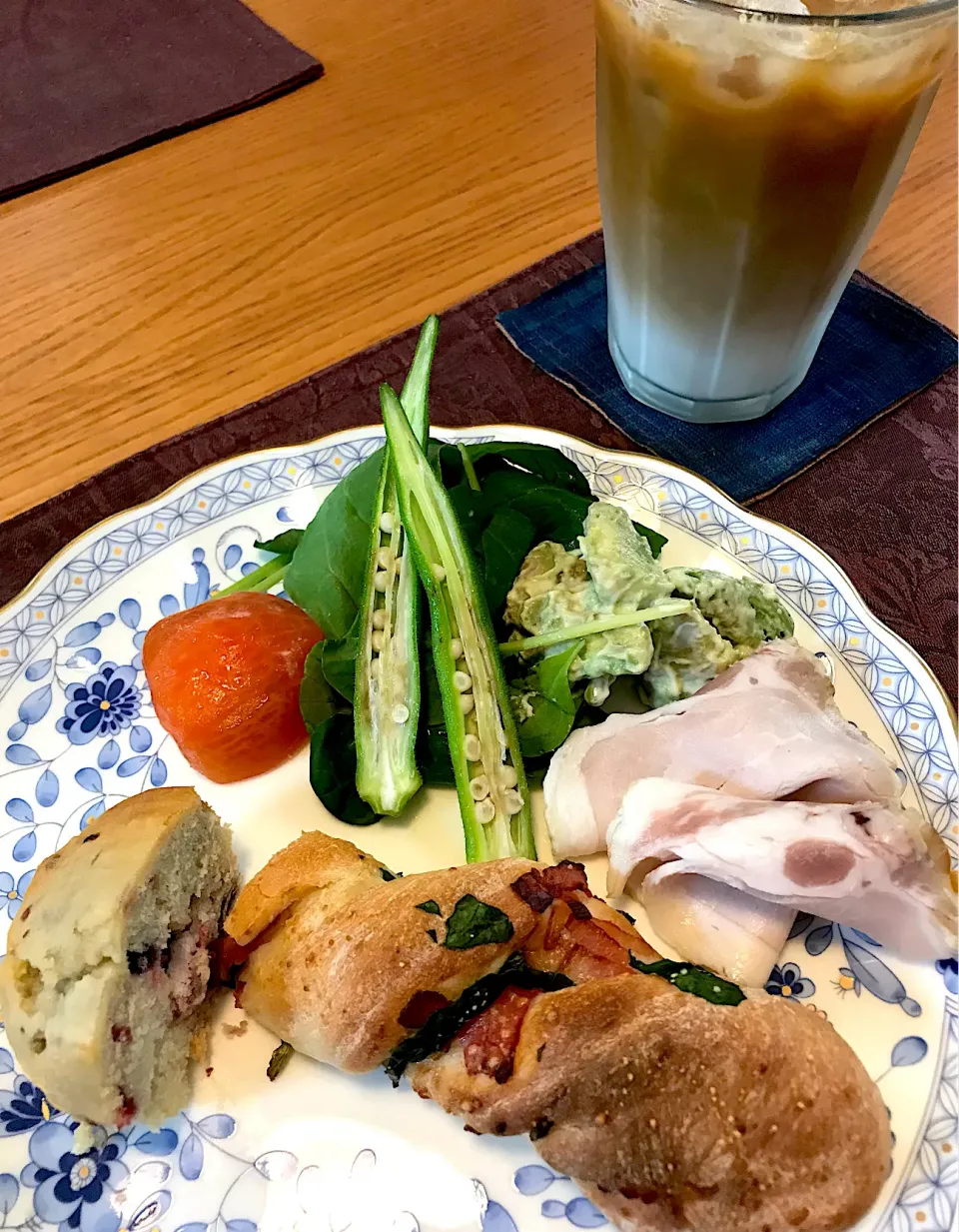 Snapdishの料理写真:ベーコンほうれん草パン、ミックスベリーマフィン|sobacoさん