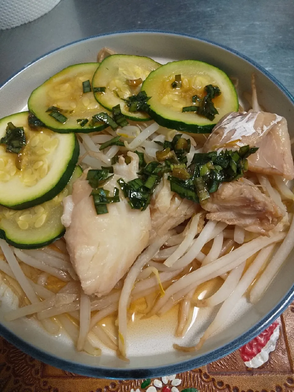 Snapdishの料理写真:今日のお昼ごはん
※白身魚(鱈)ともやしの電子レンジ蒸し
ニラ醤油たれかけ|れあMIXさん