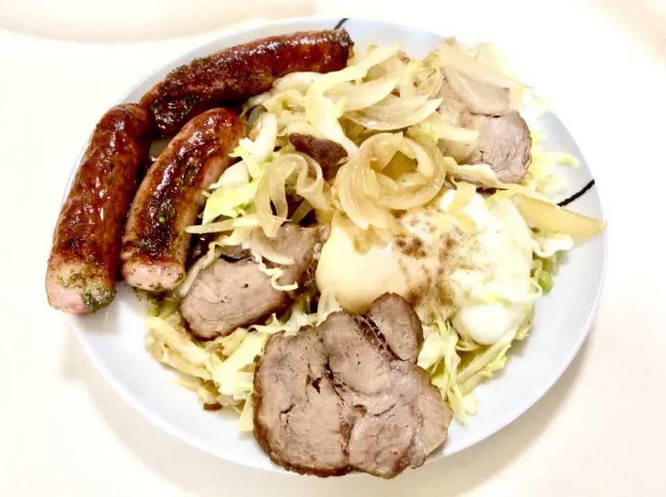 Snapdishの料理写真:チャーシューの汁をかけて焼いた目玉焼きキャベツと手作りバジルソースで焼いたフランク|Takeshi  Nagakiさん