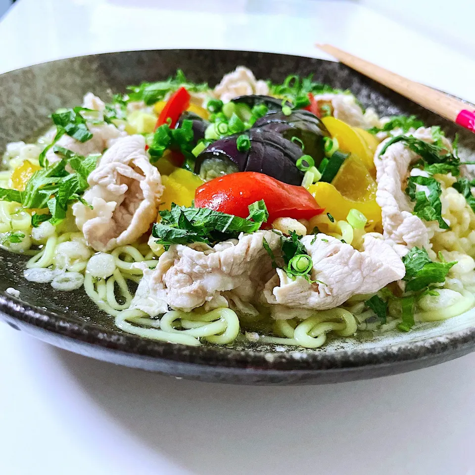 Snapdishの料理写真:大葉香る　豚しゃぶと夏野菜煮浸し麺|オーロラさん