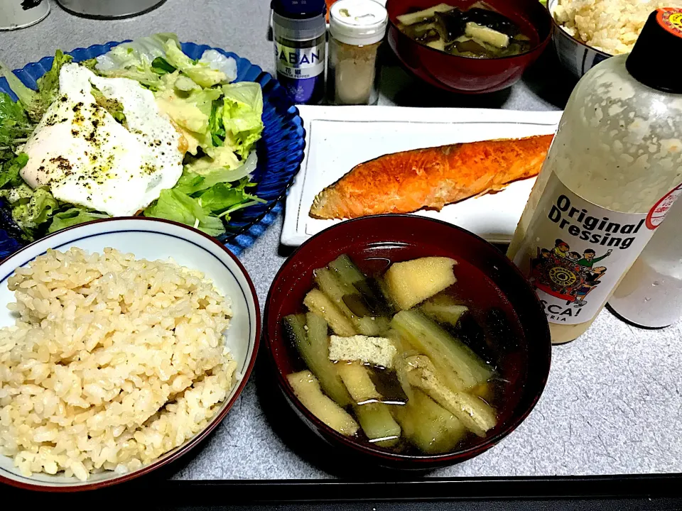 油揚げの油が染みた茄子さべーー！ #夕飯　ロウカット玄米ご飯、魚、油揚げ昆布茄子味噌汁、目玉焼き(ターンオーバーじゃないやつ)、豆苗レタスサラダ(納豆塩花椒、自販機で買ったドレッシング)|ms903さん