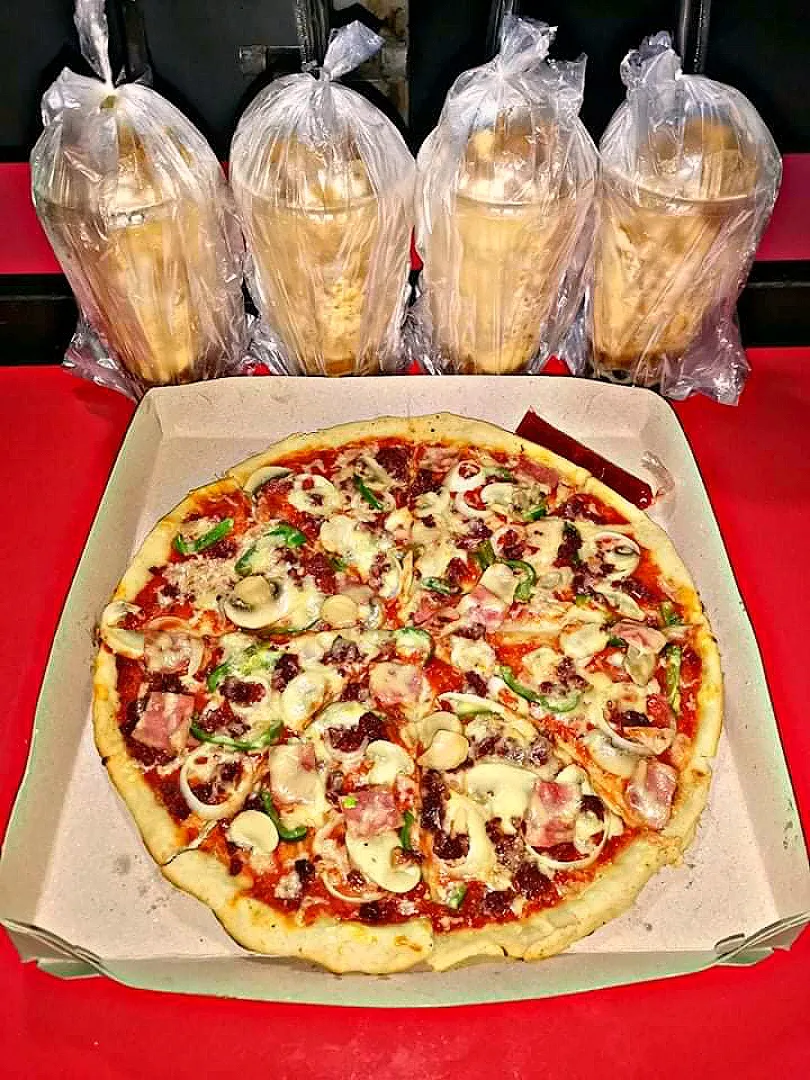 Snapdishの料理写真:All In pizza & premium mango graham shake 🤙👌😋|King Lorence Lorenzoさん