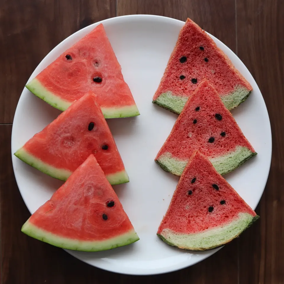 スイカのパンを焼きました。左は本物のスイカです🍉|izuyoさん