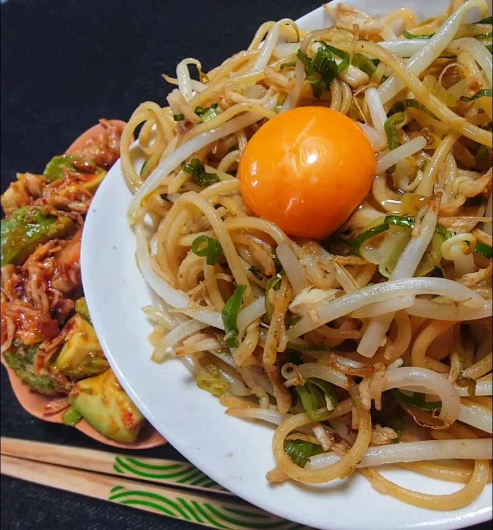 Snapdishの料理写真:日田焼そば(生パスタ麺)
アボカド×鶏 無限ユッケ|マギーさん