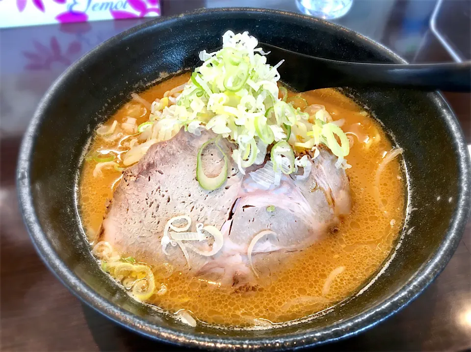 Snapdishの料理写真:味噌ラーメン　中細麺で醤油、塩よりちょい太くて味噌スープによく合います。モヤシがたっぷりで食べ応えがあります。|リフルシャッフルさん