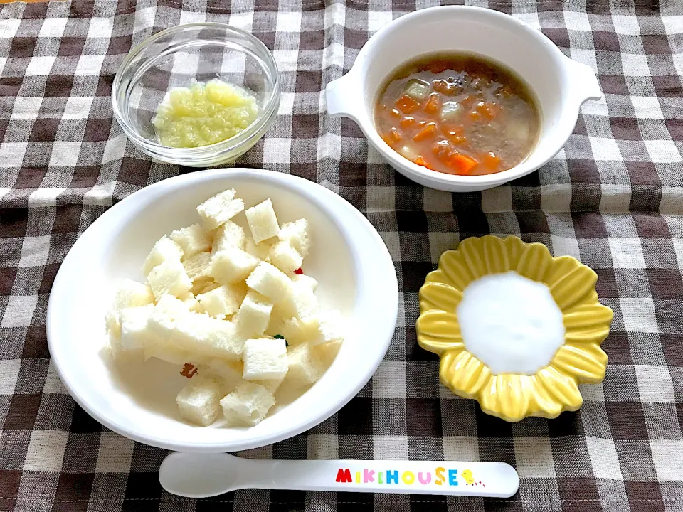 【離乳食】牛乳と野菜のコンソメスープ、食パン、キウイ、ヨーグルト|sayaさん