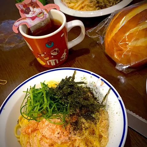 「おかひじき」を使ってみたSnapdishの料理・レシピ写真:たらこクリームスパゲティ🍝　海苔　ミルクハースブレッド　アールグレイティ☕️