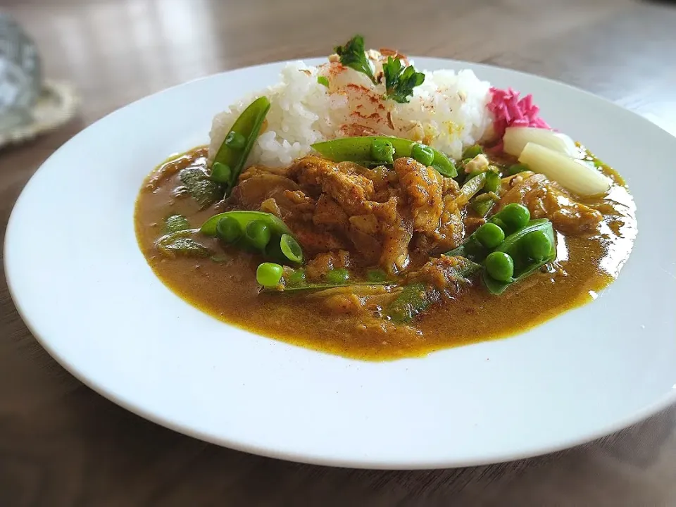 スナップえんどうのバターチキンカレー|古尾谷りかこさん