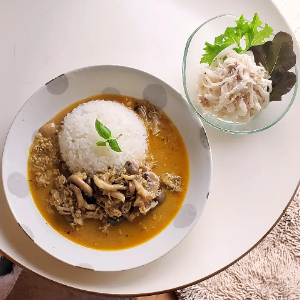 Snapdishの料理写真:３種のキノコと挽き肉のスパイシーカレー|mi_neneco♪さん