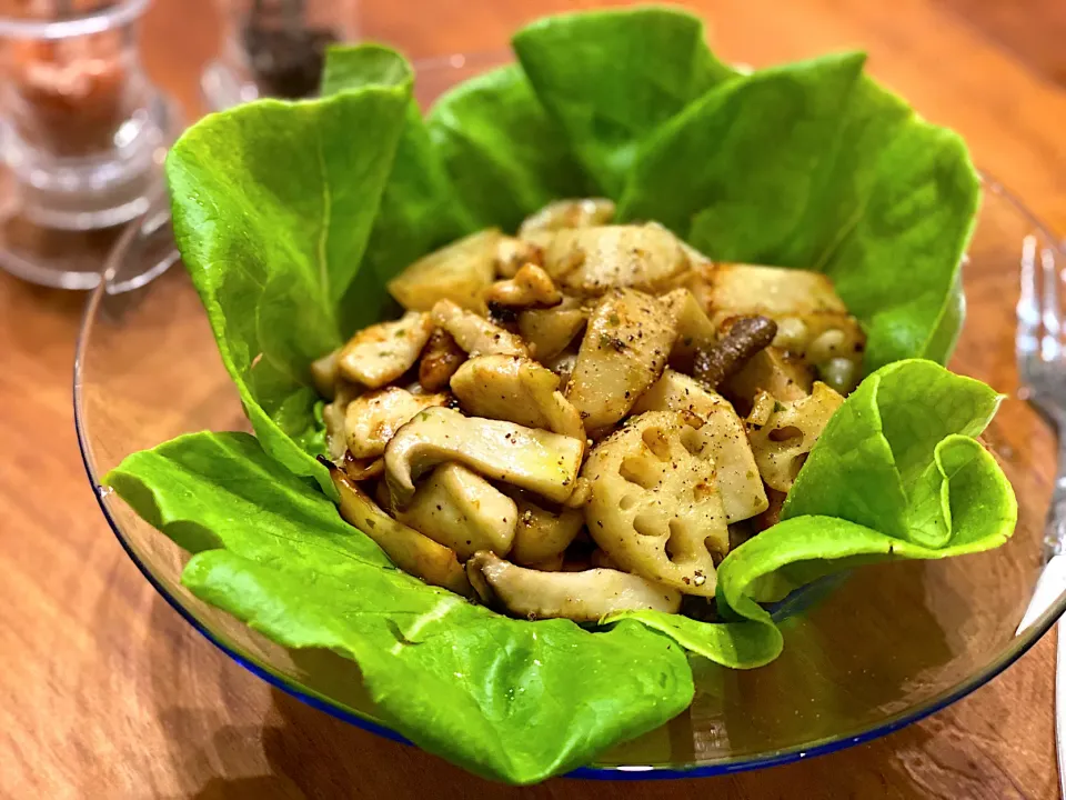 Snapdishの料理写真:蓮根とエリンギ、鶏むね肉のジェノバサラダ🇮🇹|まめすけ。さん