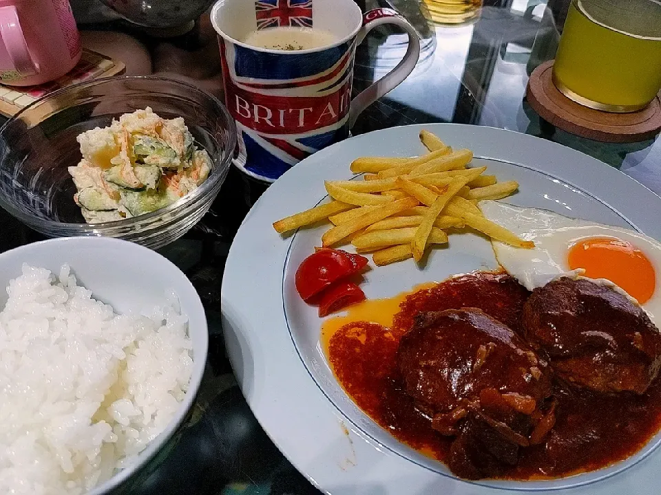 煮込みハンバーグ　目玉焼き
ポテトサラダ
コーンスープ|maaさん
