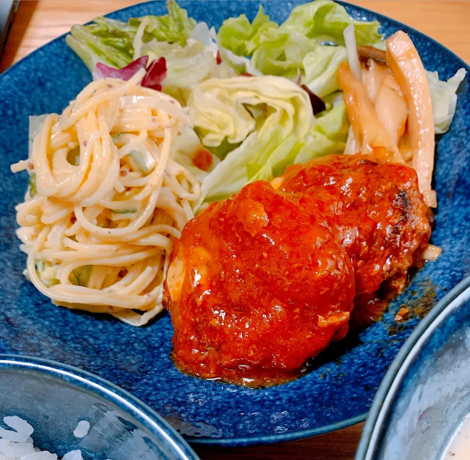 今日の夕飯！チーズ入り　煮込みハンバーグ|花鳥　舞さん