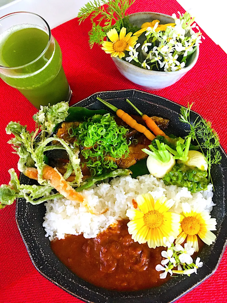 スパイスチキンカレー🍛ニシンの蒲焼き、人参天ぷら🥕白カブカレーあんかけ、春菊の花と20日大根の花🌼のフラワーアクセサリー笑笑添えて🤗|HAMI69さん