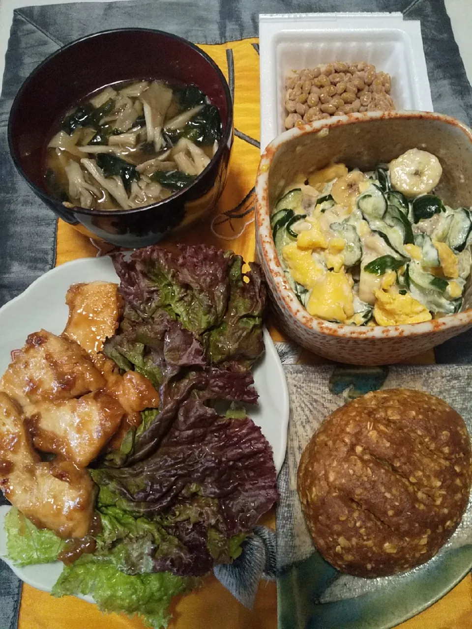 今日のお昼ごはん
※むね肉醤油麹ソテー
※バナナときゅうりと卵のサラダ
※オートミールパン
※キノコとわかめのお味噌汁
※納豆|れあMIXさん