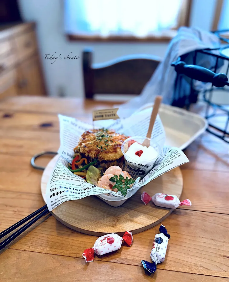 卵フライのっけ焼きそば🍝海老オーロラソースサラダ🦐🥗杏仁豆腐弁当🍱|Naoさん