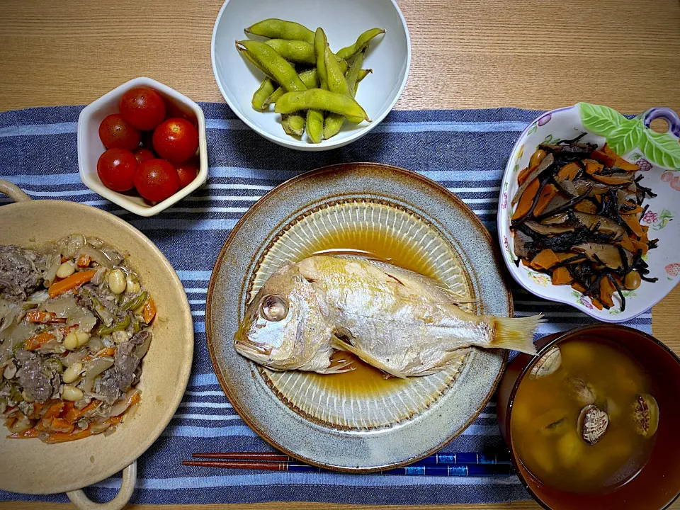 連子鯛の煮付け、あさりの味噌汁、五目ひじき、祖父の枝豆、ミニトマト、牛丼|1614さん