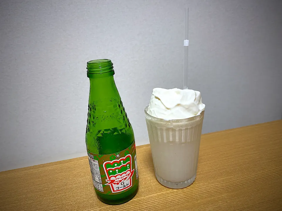 メロンクリームソーダ🍈桑名名物スマックゴールドで🍹|1614さん