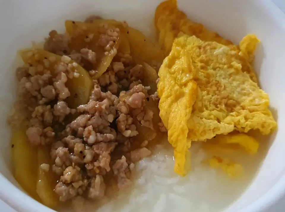 Lunch Porridge 05 July 2021🤤😋💁‍♀️💋👍
Stir fry Minced Pork Potatoes 
Omelette 
Keep us warm & cosy on 🌧rainy Monday|🌷lynnlicious🌷さん