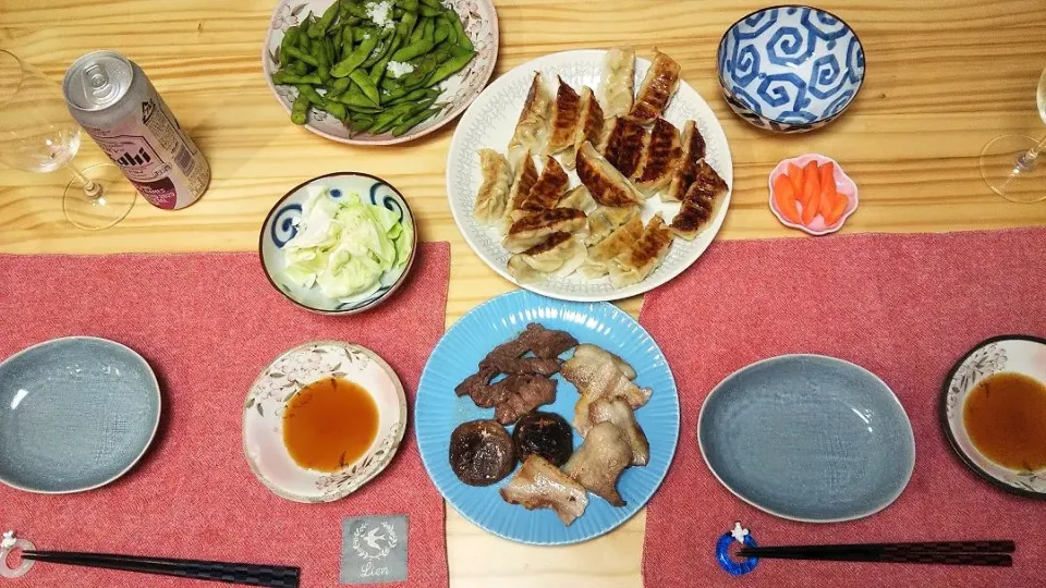 Snapdishの料理写真:餃子(焼くだけ)
お肉、しいたけ焼き
枝豆
キャベツ
にんじんのぬか漬け|ひろゴーヤさん