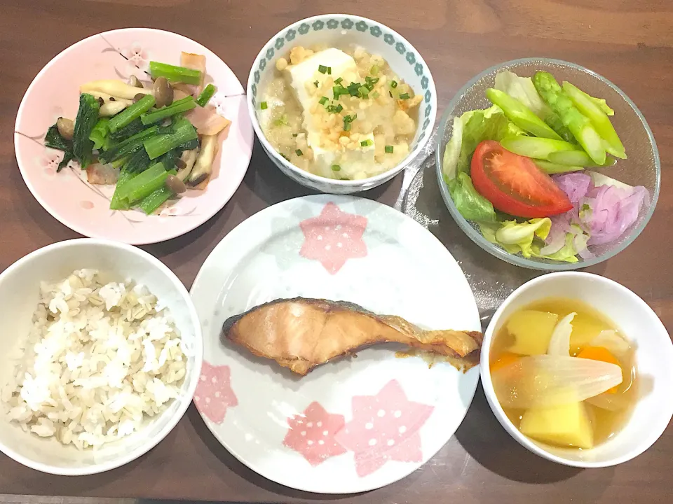 塩鮭 ポトフ風スープ サラダ 豆腐のおろし煮 小松菜ときのこのベーコン炒め|おさむん17さん