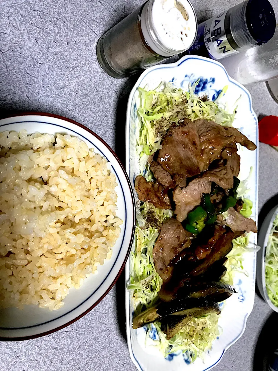 Snapdishの料理写真:油の染みた茄子さべーー #夕飯　ロウカット玄米ご飯、ポーク茄子ピーマン生姜焼き、キャベツ|ms903さん