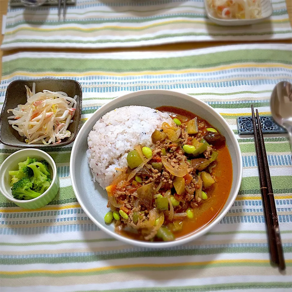 Snapdishの料理写真:夏野菜キーマカレー、もやしとカニカマの塩レモン和え、ブロッコリーの浅漬け|ツインうさぎさん