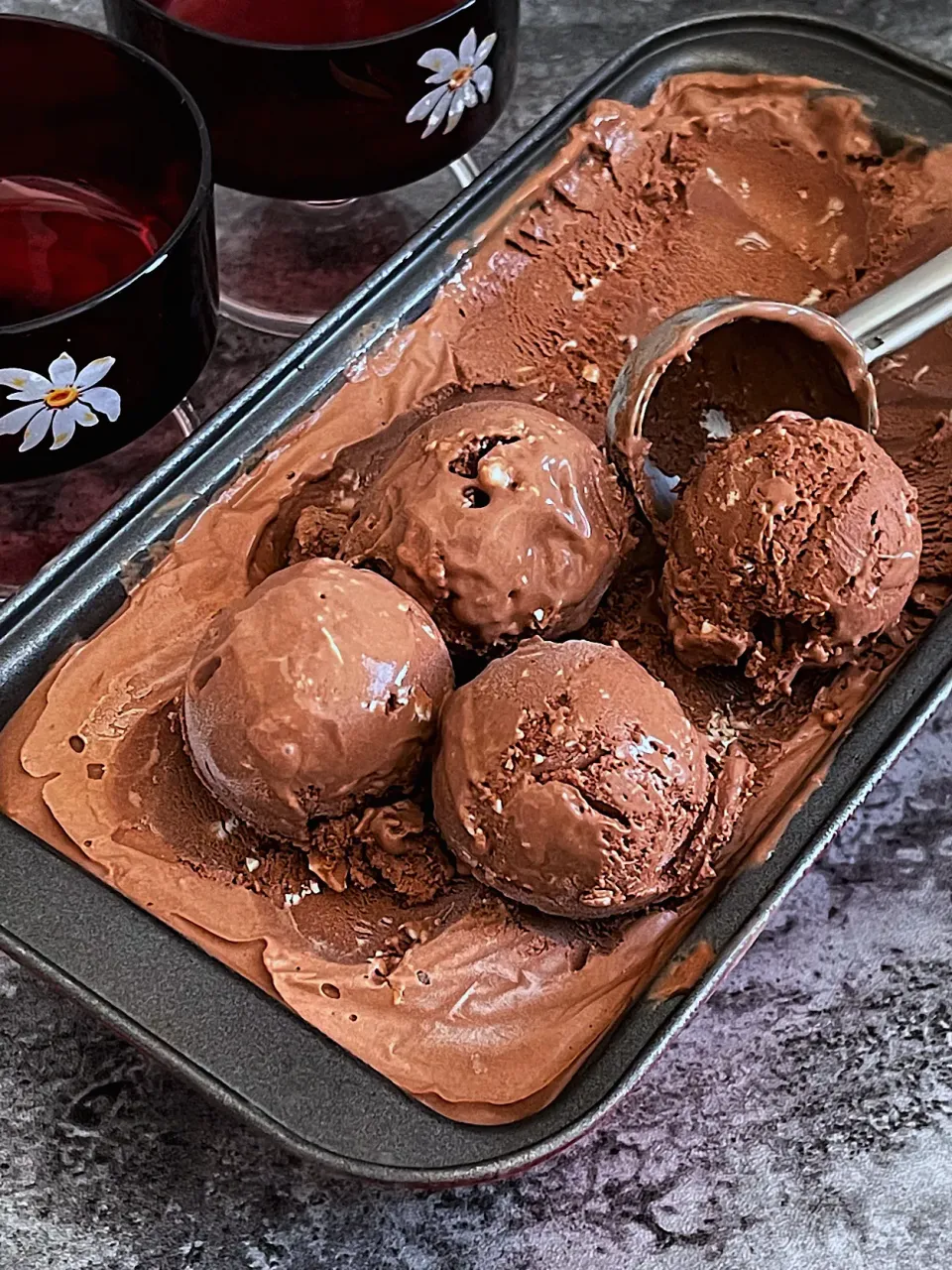 Dark chocolate ice cream with Bailey Irish cream and white chocolate stracciatella|12Dragonさん