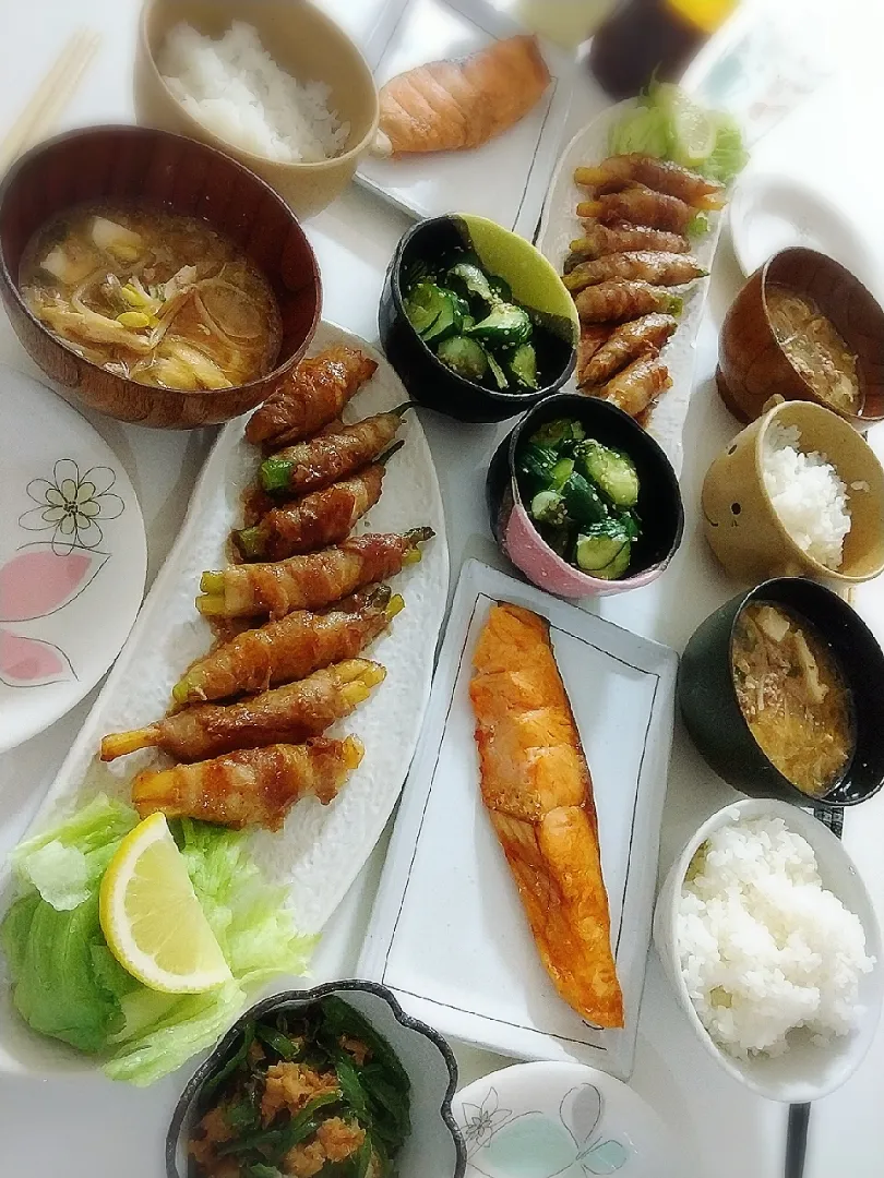 夕食(*^^*)
肉巻き３種(ポテト、オクラ、アスパラ)
焼き鮭
丸ナスとひき肉のチーズグラタン(写真に映らず後で単品で)
きゅうりのごまポンあえ
担々風スープ(ひき肉、豆もやし、豆腐、油揚げ、小ネギ)|プリン☆さん