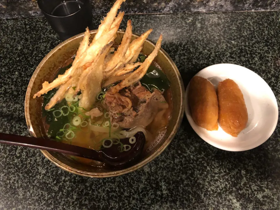 ごぼ天・肉・わかめうどんand稲荷寿司|おっちさん