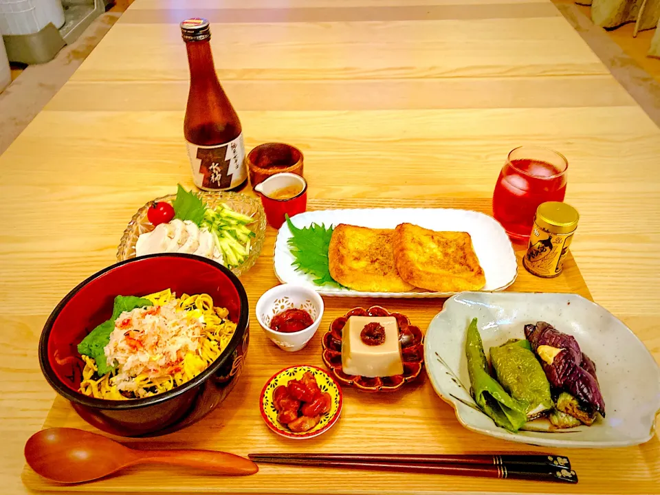 今日の夕食　蟹ちらし　茄子と万願寺とうがらしの揚げ浸し　京都ぽたぽた小揚げのグリル焼き　棒棒鶏風サラダ　胡麻豆腐の胡麻胡桃味噌　梅クラゲ　金時豆　紫蘇ジュース|ふわ猫はなちゃんさん