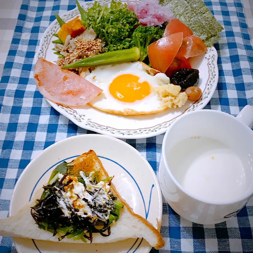 Snapdishの料理写真:今日の朝ごはん★ほうれん草とモロヘイヤの塩昆布和え＋ヒジキのクリームチーズトースト★上からカレーパウダーかけました|riko30294さん