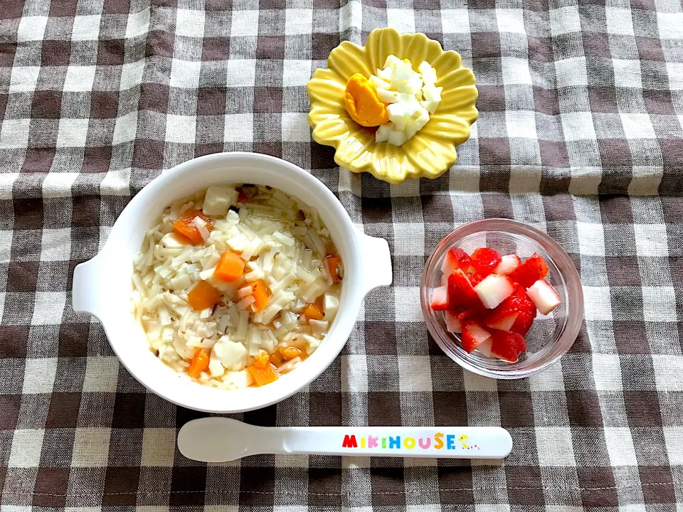 Snapdishの料理写真:【離乳食】豆腐うどん、ゆでたまご、いちご|sayaさん