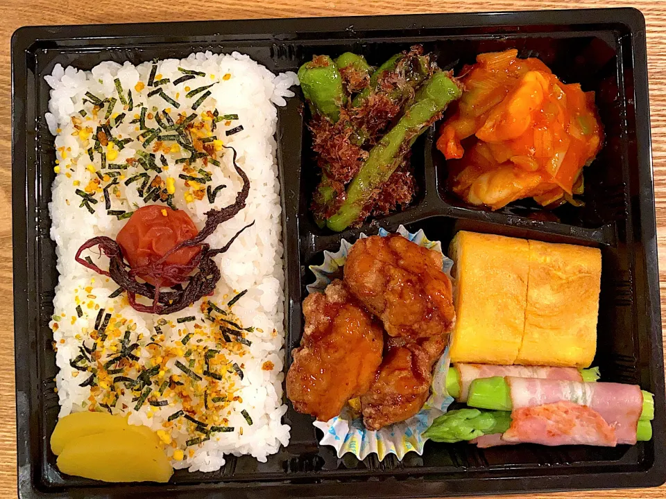 Snapdishの料理写真:エビチリ　唐揚げ甘酢からめ　ししとうおかかいため　アスパラベーコン弁当|あぐりさん