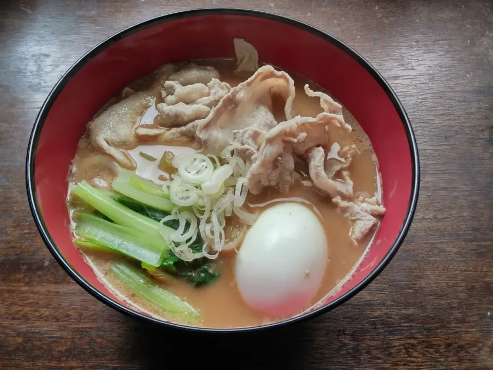 Snapdishの料理写真:菊水のとんこつ醤油スープを使って、肉うどん|にんにくと唐辛子が特に好き❤️(元シャリマー)さん