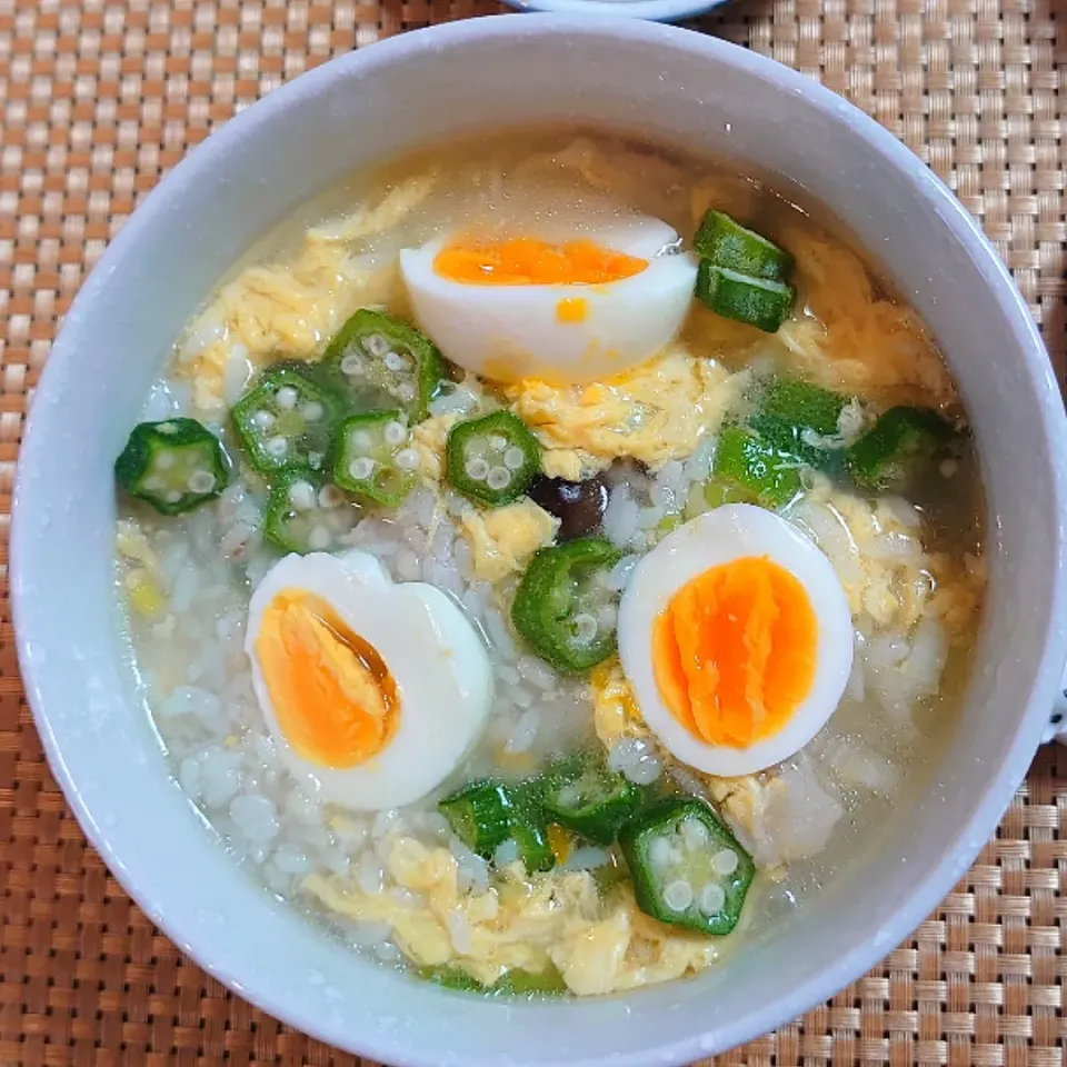 Snapdishの料理写真:昨日の冷しゃぶの茹で汁に鶏ガラスープ入れて雑炊の朝ご飯|ポチさん