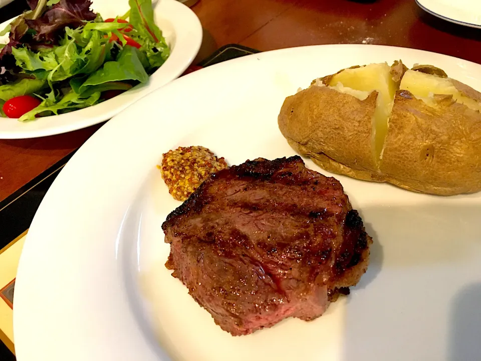 Beef steak dinner in USA|PeachPieさん