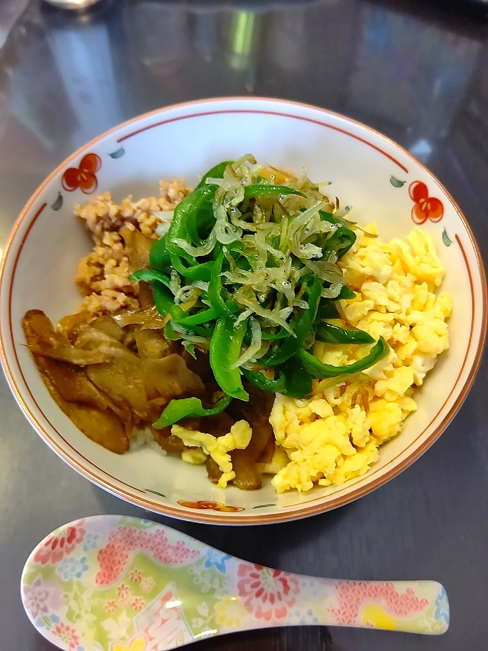 そぼろ丼   ピーマンジャコ炒め盛り|まゆみさん