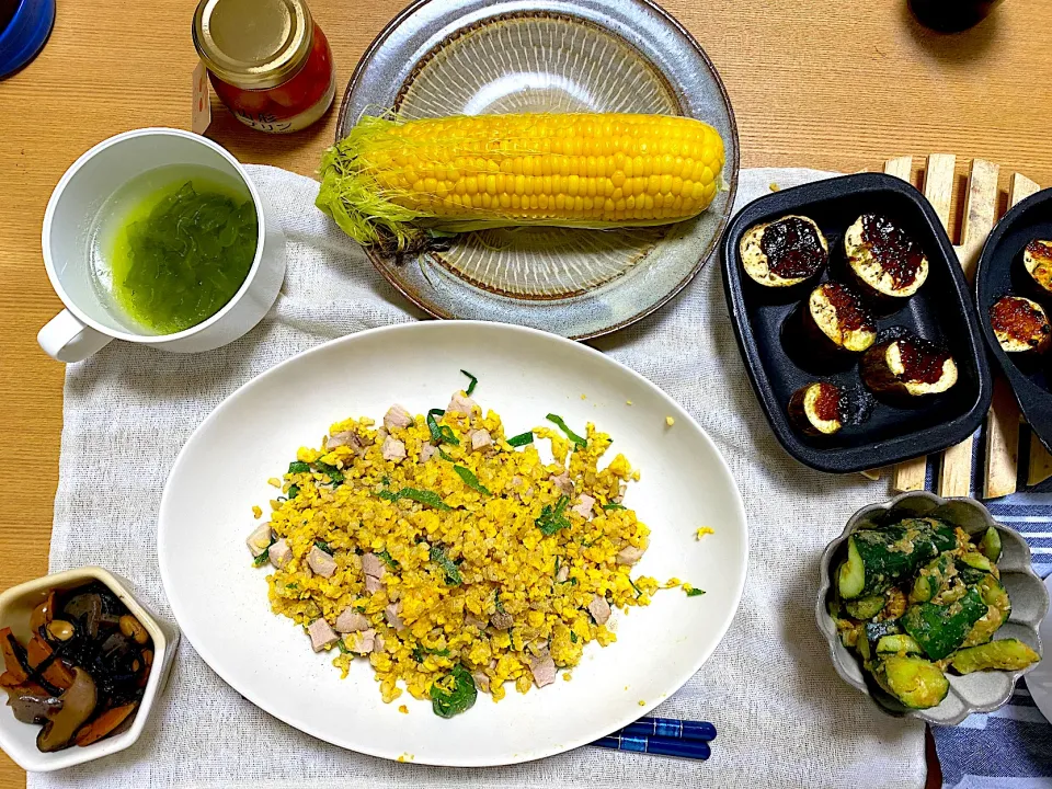 とうもろこしご飯と自家製チャーシューで炒飯🇨🇳祖父のとうもろこし蒸し🌽なすの味噌田楽と醤油麹焼き🍆胡瓜の梅おかか🥒|1614さん