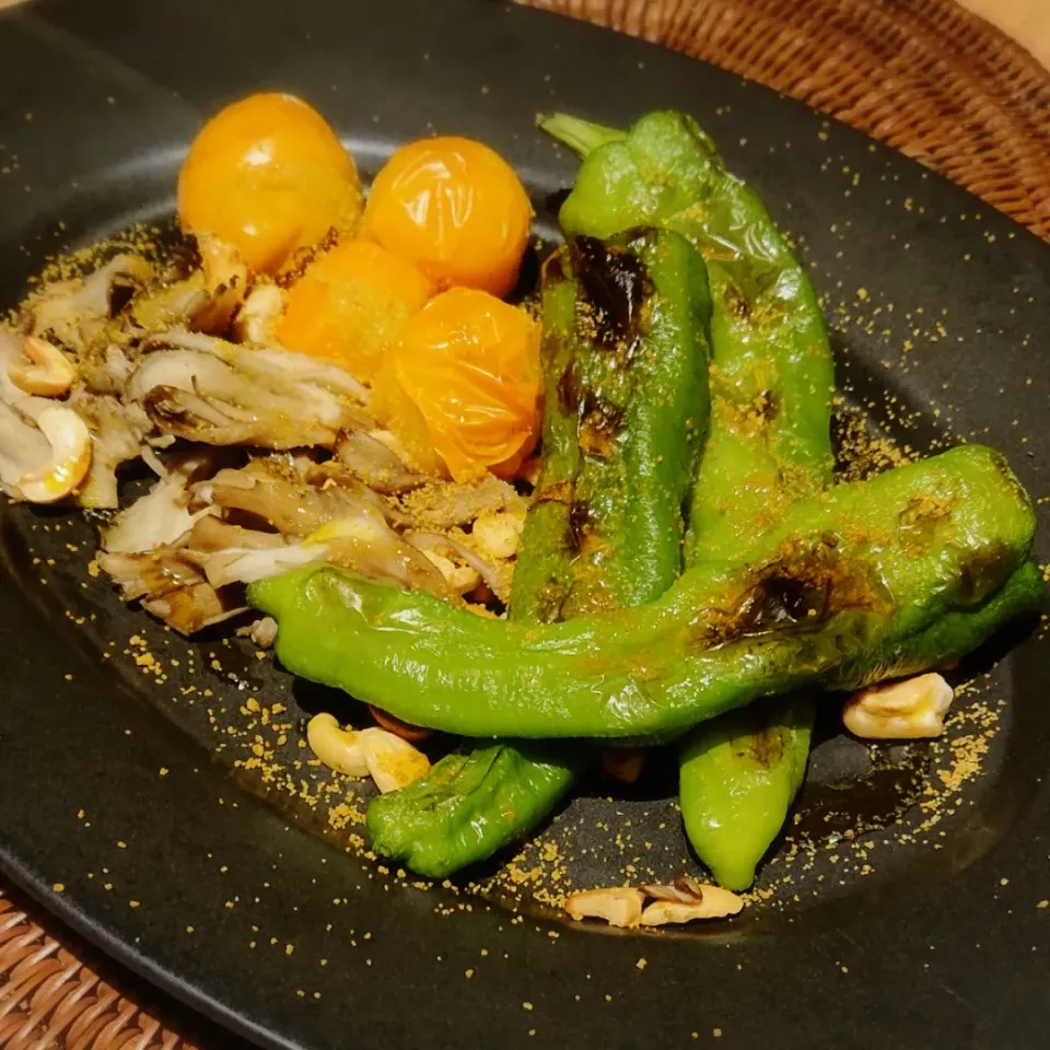 Snapdishの料理写真:舞茸と夏野菜のナッツグリルのカレーパウダーかけ|tomtomverdeさん