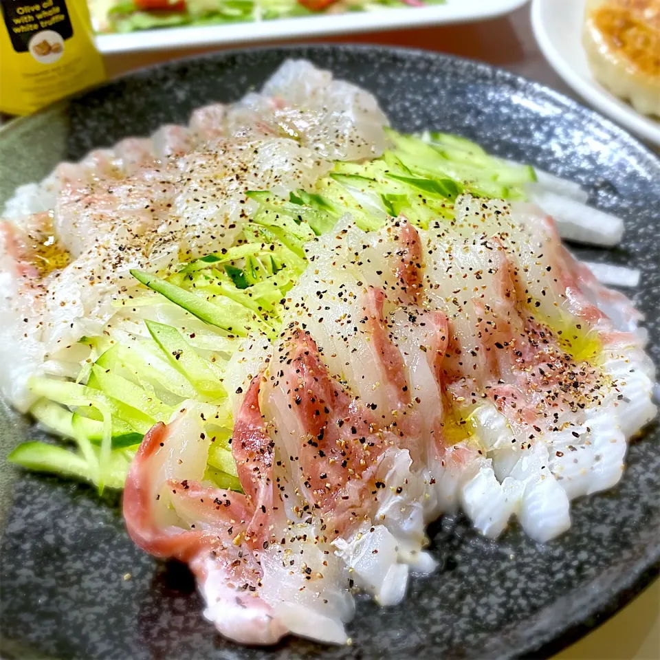 Snapdishの料理写真:鯛のカルパッチョ🐟salt🧂,pepper＆Lemon🍋|Catherineさん