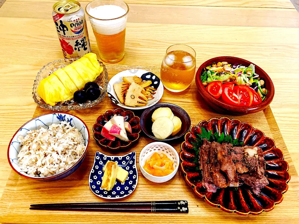 今日の夕食　ステーキ　ぷちぷちーず　うにくらげ　桃色かぶの浅漬け　自家製メンマ　山芋の麺つゆ漬け　サラダ　もち麦ごはん　梅シロップの炭酸割り　フルーツ|ふわ猫はなちゃんさん