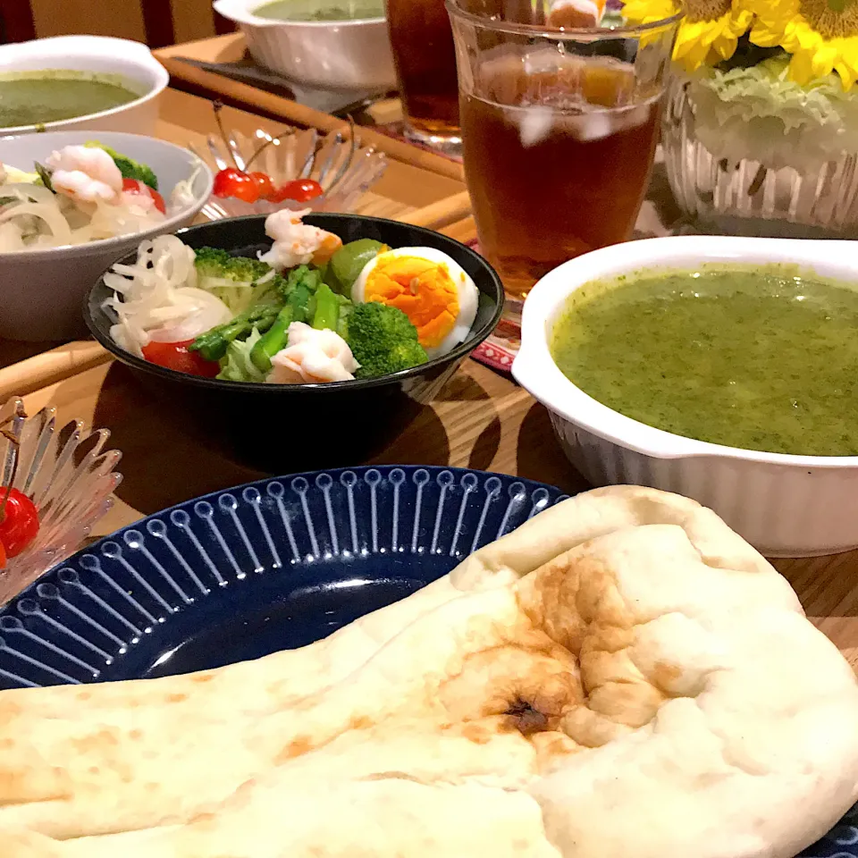 スパイスで作ったじゃがいもとほうれん草のカレー ナンでいただきます🙏|mokoさん